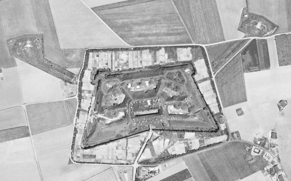 Le fort en 1947 avec ses batteries annexes, disparues aujourd'hui.
Image Géoportail