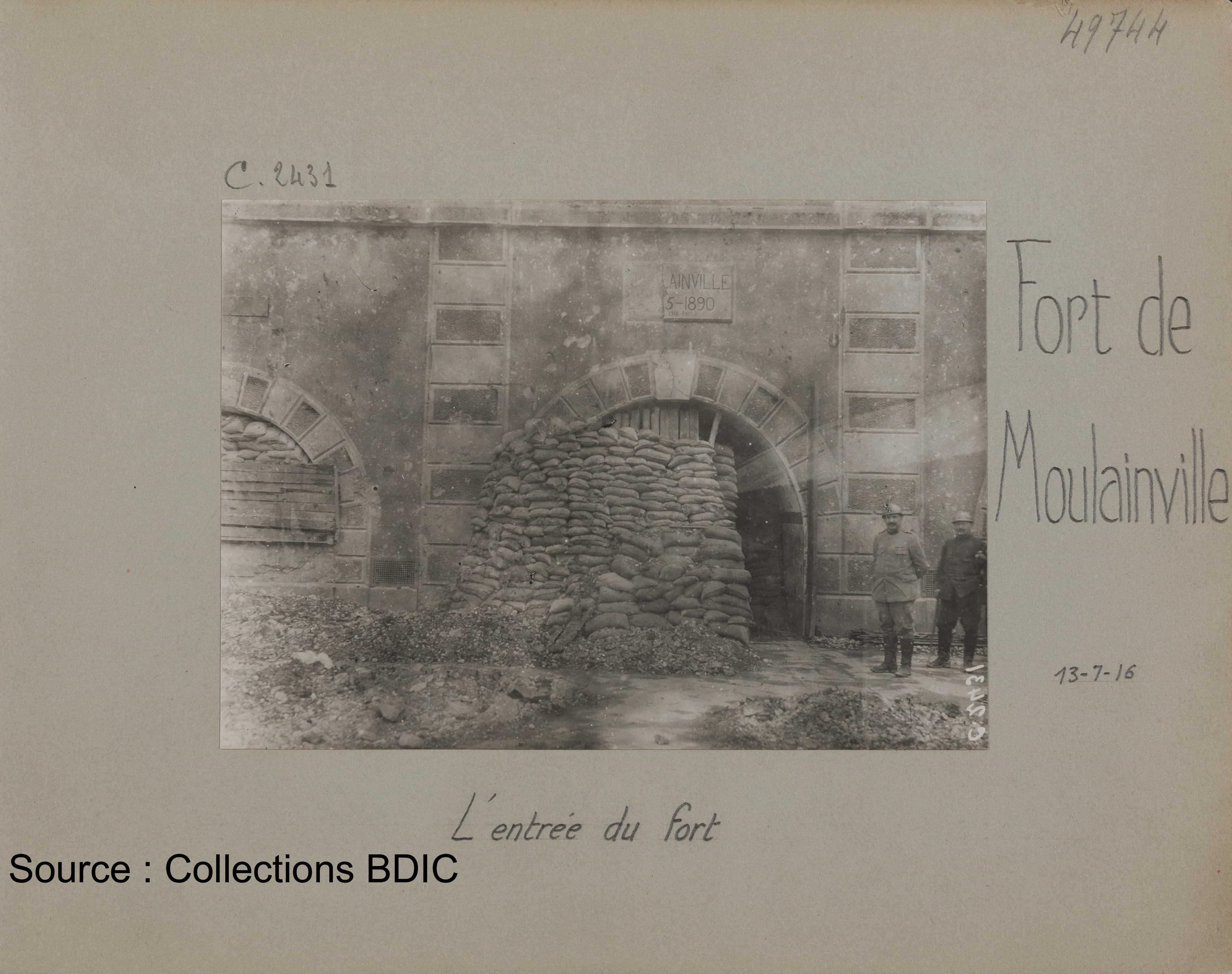 L'entrée du fort renforcée et protégée de sacs à terre le 17 juillet 1916