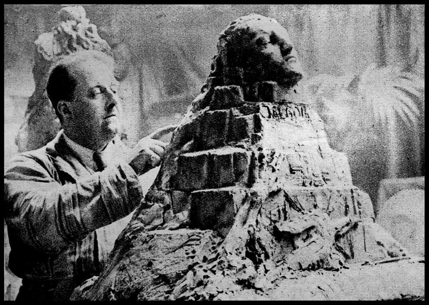 Real Del Sarte qui réalise la maquette du monument, avec son seul bras droit valide