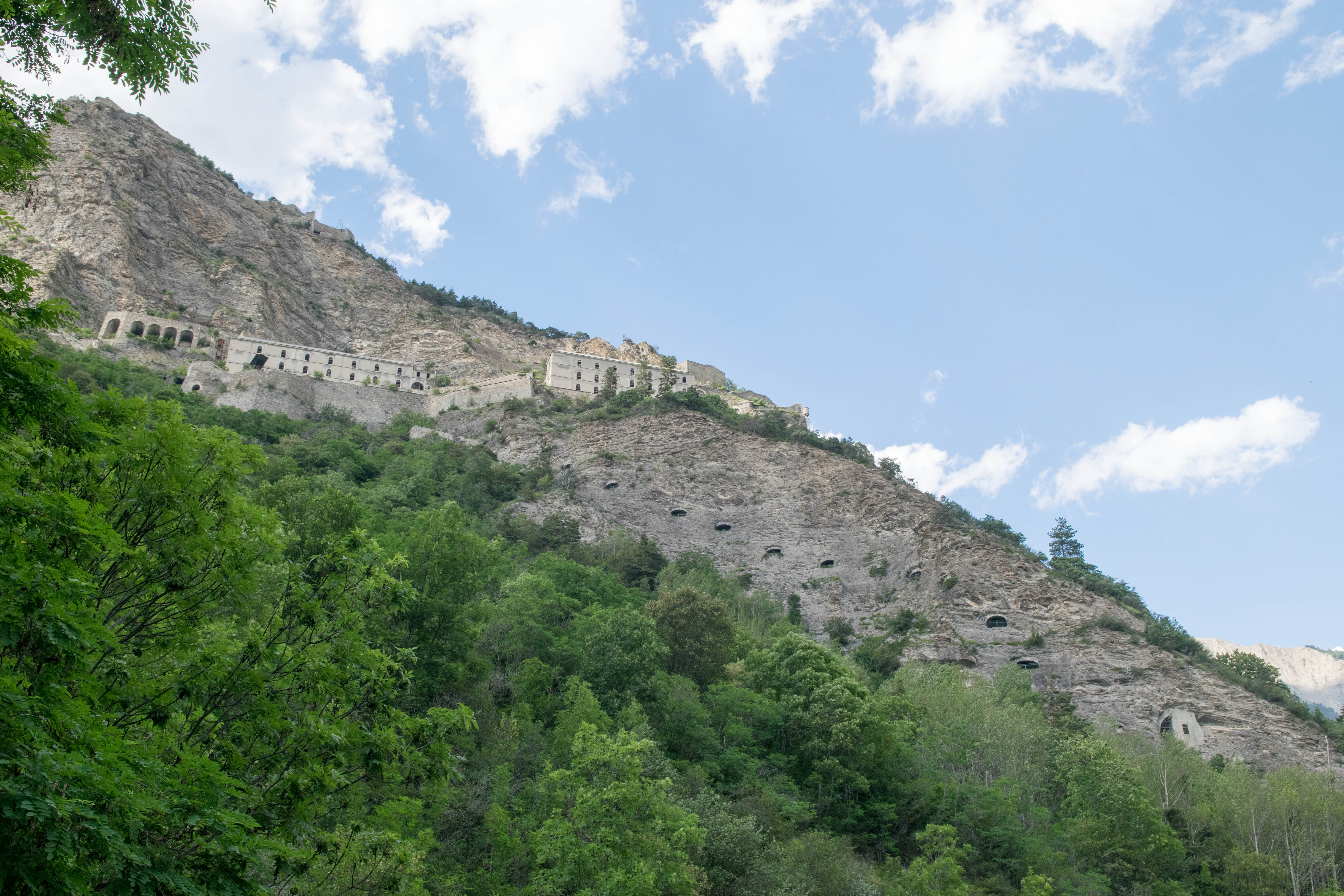 Le vertigineux fort de Tournoux avec sa galerie creusée dans le roc, et ses plusieurs niveaux