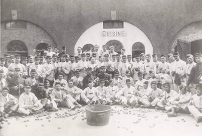 Corvée de patates en 1915 au fort