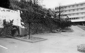 L'entrée de l'abri sur la partie haute de l'hôpital Flaubert. Photo des années 80.