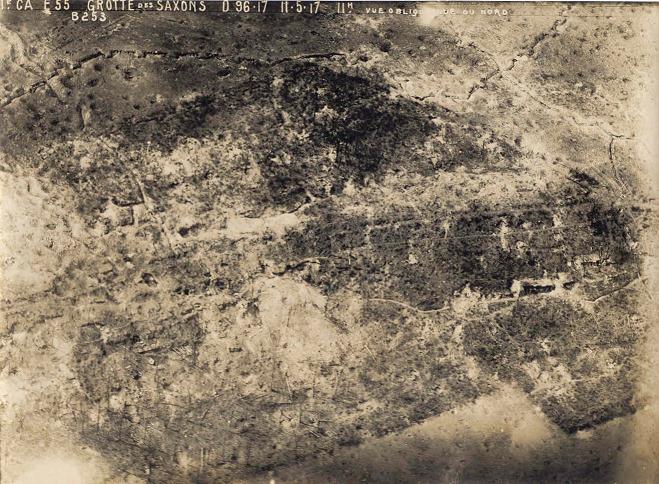 Une vue aérienne du secteur de la grotte des Saxons...L'état de bouleversement du terrain en dit long sur les bombardements...